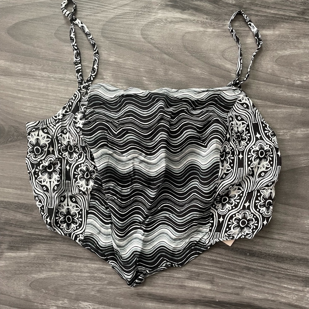 Women’s crop fun design black white gray medium